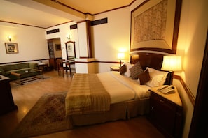 Quarto presidencial, 1 cama King | Área de estar | TV LCD 32 polegadas com canais de TV premium, TV