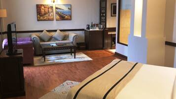 Phòng Presidential, 1 giường cỡ king | Phòng khách | TV LCD 32-inch có kênh truyền hình cao cấp, TV