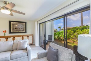 Smart-TV, DVD-spiller, bøker og filmbibliotek