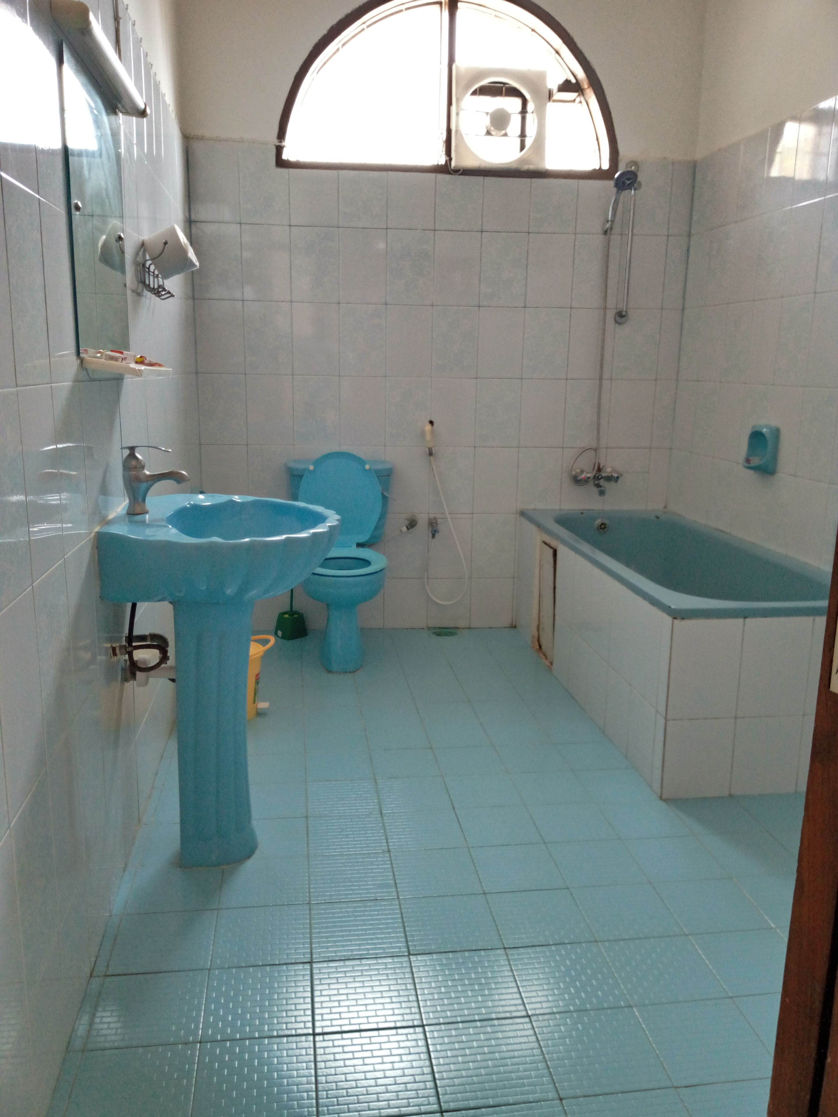 A bathroom with a sink, toilet, and bathtub.