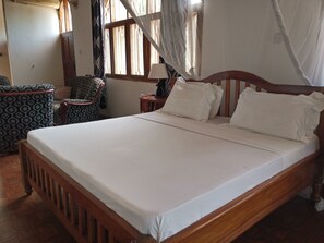 Executive dubbelrum - 1 kingsize-säng - utsikt mot trädgården | Memory foam-madrasser, skrivbord, extrasängar och gratis wi-fi