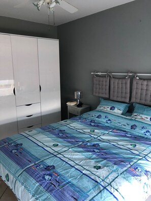 2 chambres, fer et planche à repasser, Wi-Fi, draps fournis