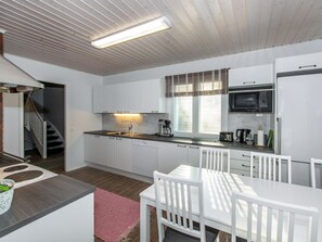 Fridge, microwave, dishwasher, cookware/dishes/utensils