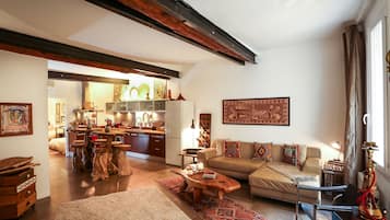 Smart TV, video library, stereo