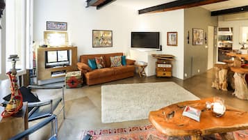 Smart TV, video library, stereo