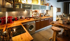 Fridge, microwave, oven, stovetop - Stylish and Renovated Apartment in Old Nice (Nice)