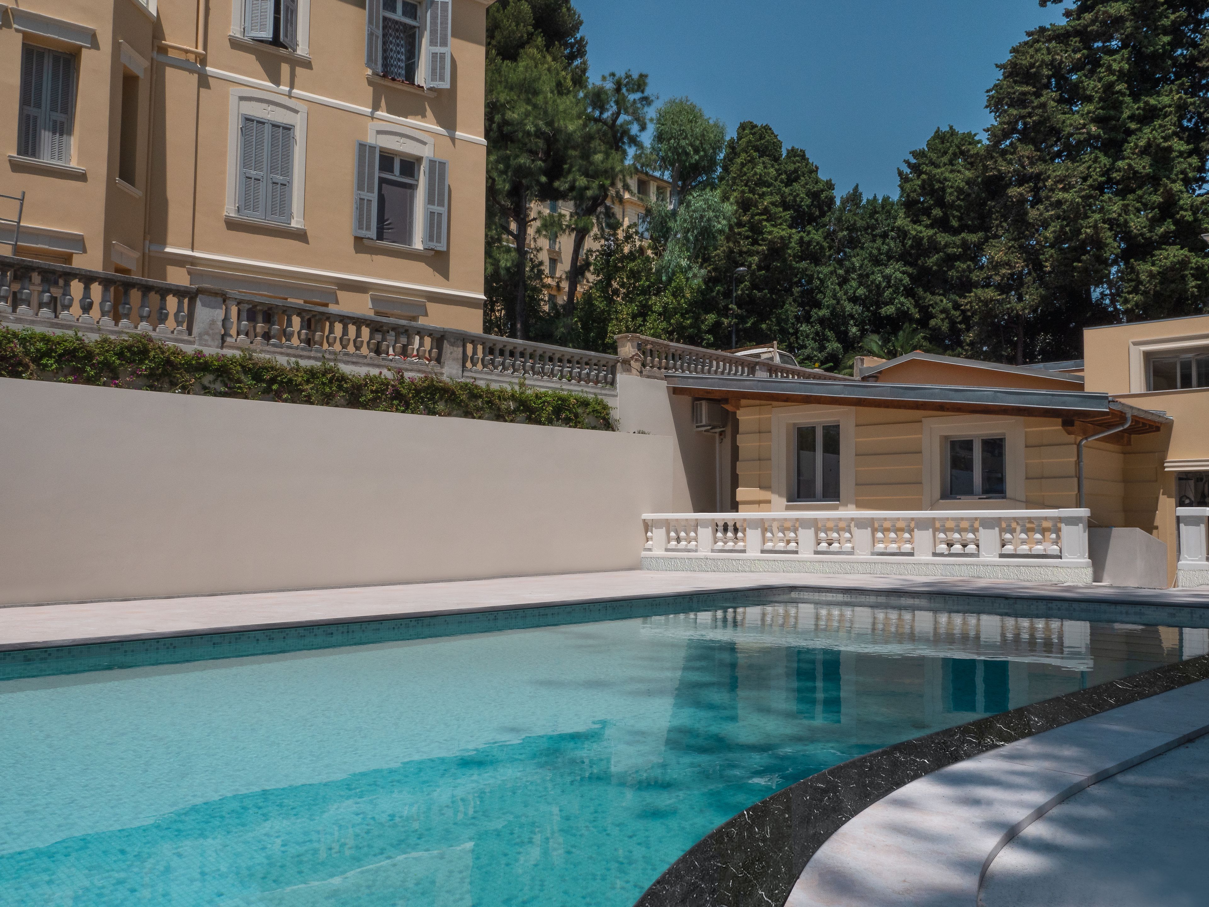 Kolam renang outdoor, dengan payung kolam renang dan kursi berjemur