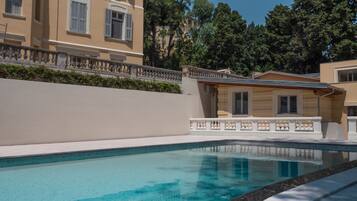 Una piscina al aire libre (de 08:00 a 20:00), sombrillas, tumbonas