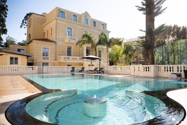 Piscina all'aperto, ombrelloni da piscina, lettini