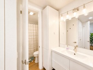 Combined shower/bathtub, hair dryer, towels, soap - Remodeled Oceanfront Condo with Southerly Beach & Pier Views. Family Friendly!!! (Oceanside)