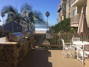 Outdoor dining - Remodeled Oceanfront Condo with Southerly Beach & Pier Views. Family Friendly!!! (Oceanside)