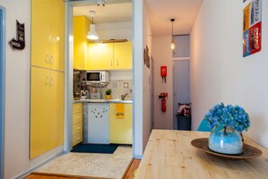 Frigorifero, microonde, piano cottura, macchina per tè/caffè