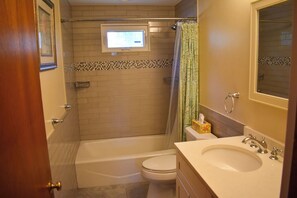 Combined shower/bathtub, hair dryer, towels