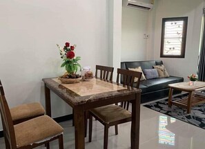 Standard Villa with City View | Área de sala de estar | Televisión de pantalla plana de 32 pulgadas con canales por cable 