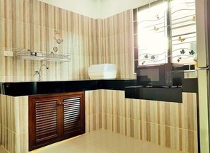 Refrigerador, microondas, placa de cocina, cafetera/tetera