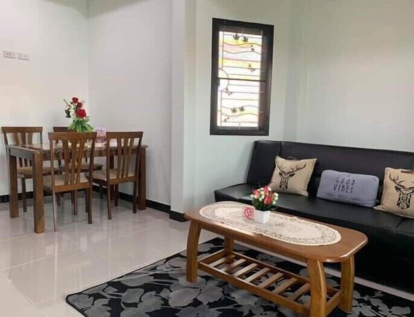 Standard Villa with City View | Área de sala de estar | Televisión de pantalla plana de 32 pulgadas con canales por cable 