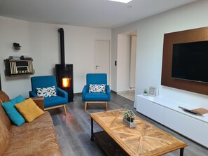 Tv, dvd-spelare, böcker och en stereo