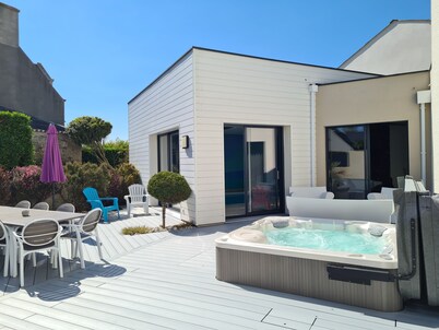 Villa Ty Mam'Goz, Brittany Santec spa, indoor swimming pool, 50 m from the beach.