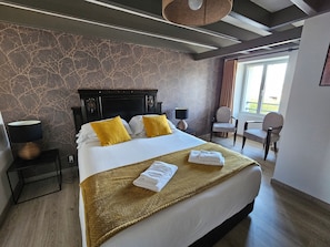 5 Schlafzimmer, Schreibtisch, Bügeleisen/Bügelbrett, kostenloses WLAN