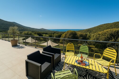 Villa Esigna, for 6/8 people in the heart of the maquis with panoramic sea view
