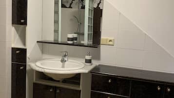 Douche, sĂšche-cheveux, serviettes fournies, savon