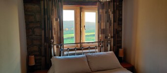 Peaceful 18th Century Weaver's cottage , perfect for a weekend retreat!!