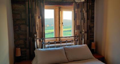 Peaceful 18th Century Weaver's cottage , perfect for a weekend retreat!!