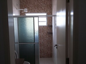 Shower, toilet paper - casa otima (ilha comprida)