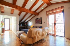 Estudio, vista al mar | Sala de estar | Televisión de pantalla plana