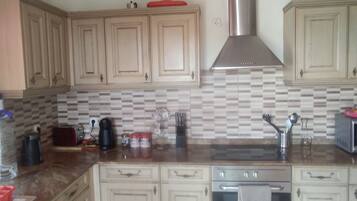 Een koelkast, een magnetron, een oven, een kookplaat