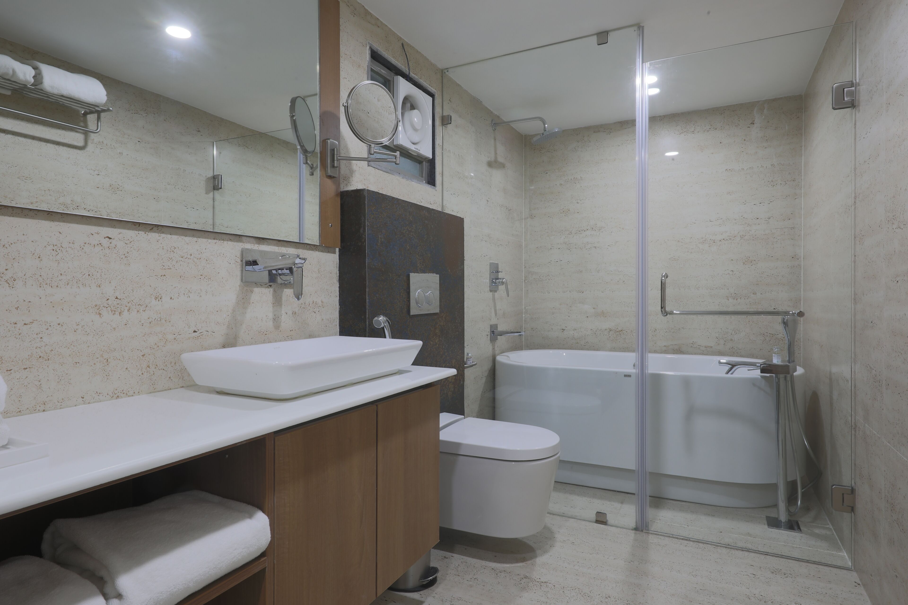 Un baño moderno con un lavamanos grande, inodoro y bañera.