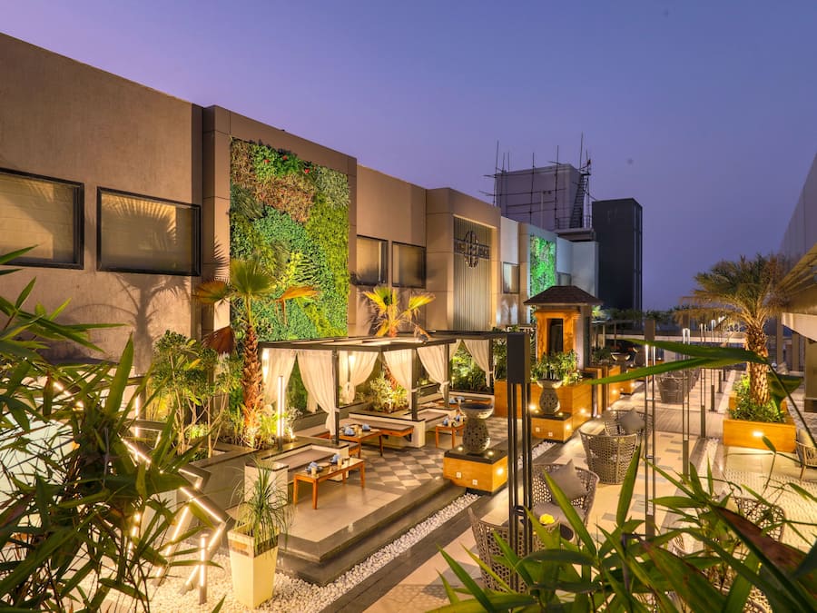 تناول الطعام بالخارج