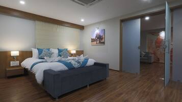 Studio Suite | 1 bedroom, minibar, in-room safe, desk