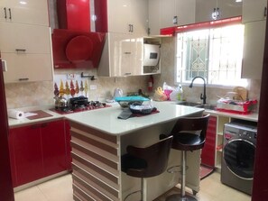 Micro-ondes, batterie de cuisine, vaisselle et ustensiles