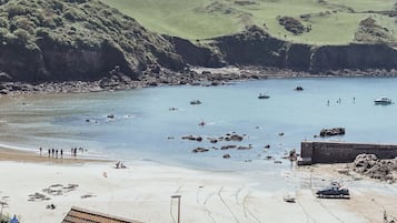 Una spiaggia nelle vicinanze, lettini da mare