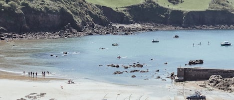 Plage à proximité, chaises longues