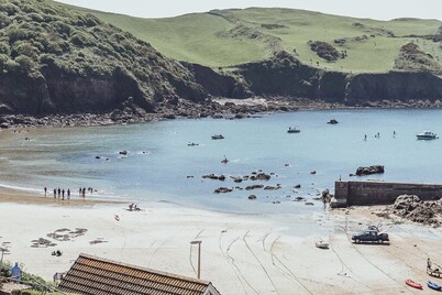 350m from beaches, pub and charming village of Hope Cove 