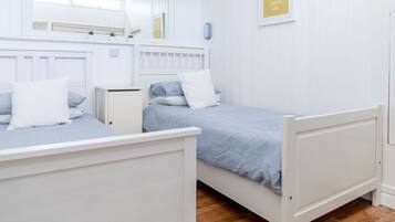 2 chambres, bureau, fer et planche Ă repasser, lit parapluie