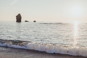 Ubicación cercana a la playa y tumbonas