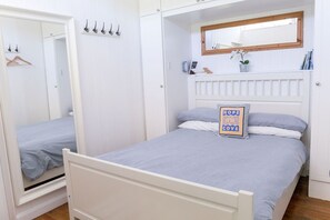 2 bedrooms, desk, iron/ironing board, travel crib - 350m from beaches, pub and charming village of Hope Cove  (Hope Cove)