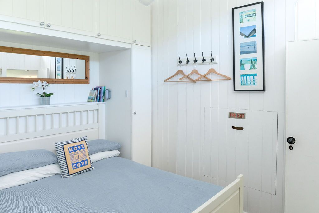 2 makuuhuonetta, työpöytä, silitysrauta/-lauta, vauvan matkasänky