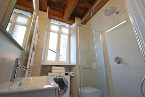 Dusche, Haartrockner, Bidet, Handtücher