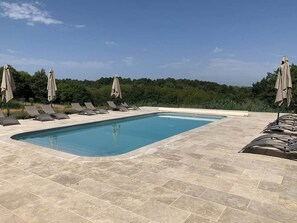 Een buitenzwembad en een verwarmd zwembad