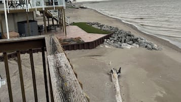 Plage à proximité, chaises longues, serviettes de plage