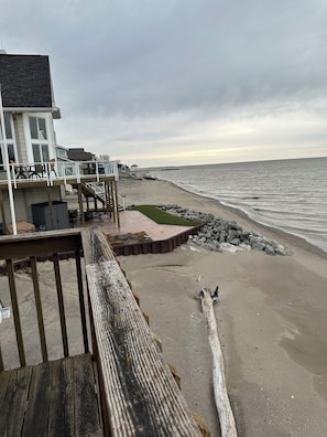 Beach nearby, sun-loungers, beach towels