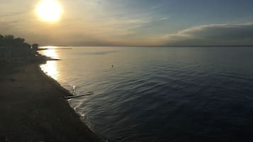 Beach nearby, sun loungers, beach towels