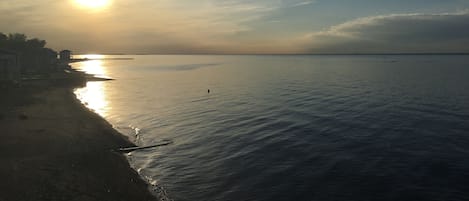 在海灘附近、躺椅、沙灘巾