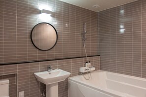 Premium-værelse med 2 enkeltsenge | Badeværelse | Separat badekar og bruser, dybe badekar, gratis toiletartikler