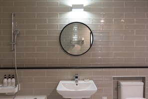 Suite | Badezimmer | Badewanne und Dusche (separat), Komfortbadewanne
