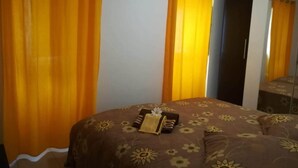 A hotel room with a bed, a mirror, and curtains. - Casa da Avó near the beaches of the western zone (Óbidos)